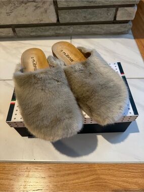 NWT FLEXUS Peluchey Gray Faux Fur Mules Slippers Italian Comfort US 9.5-10